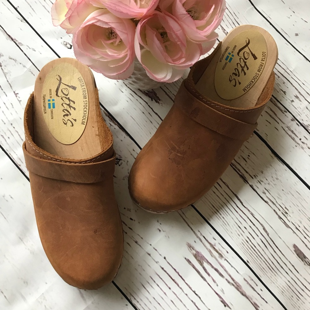 Lotta Tan Wooden Clogs